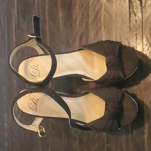 8.5 black and cream wedges good condition